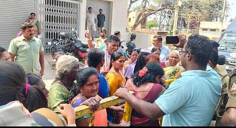 ಅಂಚೆ ಕಚೇರಿ ಮುಂಭಾಗ ಪ್ರತಿಭಟನೆ