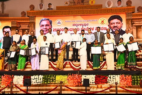 ಕಂದಾಯ ಸಚಿವ ಕೃಷ್ಷಬೈರೇಗೌಡ ಫಲಾನುಭವಿಗಳಿಗೆ ದಾಖಲೆ ಒದಗಿಸಿದರು.