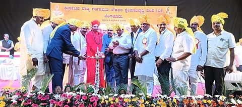 ಬಾಗಲಕೋಟೆಯ ಕಲಾಭವನದಲ್ಲಿ ಭಾನುವಾರ ಅಂಬಿಗ ಸಮಾಜದ ರಾಜ್ಯಮಟ್ಟದ ಪ್ರತಿಭಾ ಪುರಸ್ಕಾರ ಸಮಾರಂಭವನ್ನು ಸಮಾಜದ ಮುಖಂಡರು ಮತ್ತು ಸ್ವಾಮೀಜಿ ಜ್ಯೋತಿ ಬೆಳಗಿಸಿ ಚಾಲನೆ ನೀಡಿದರು. ಶಾಂತಭೀಷ್ಮ ಚೌಡಯ್ಯ ಸ್ವಾಮೀಜಿ, ಉದಯ ಅಂಬಿಗೇರ, ಎಂ.ಮೌಲಾಲಿ, ನಾಗೇಂದ್ರ ಹೊನ್ನಳ್ಳಿ ಮತ್ತಿತರರು ಇದ್ದರು.