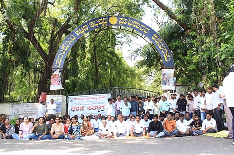ಬಾಗಲಕೋಟೆ ‌ನಗರದ ಬಿಟಿಡಿಎ ಎದುರು ಸಿಬ್ಬಂದಿ- ಅಭಿನಂದನೆಗಳು ಪ್ರತಿಭಟನೆ ನಡೆಸಿದರು.