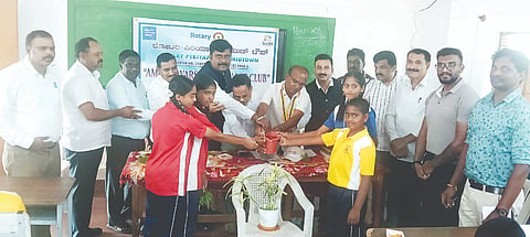 ಬೈಲುಕುಪ್ಪೆ ಪ್ರೌಢಶಾಲಾ ಆವರಣದಲ್ಲಿ ಇಂಟರ‌್ಯಾಕ್ಟ್ ಕ್ಲಬ್ ನ ನೂತನ ಪದಾಧಿಕಾರಿಗಳ ಪದಗ್ರಹಣ ಸಮಾರಂಭವನ್ನು ರೋಟರಿ ಮಿಡ್‌ಟೌನ್ ಅಧ್ಯಕ್ಷ ಬಲರಾಮ ಉದ್ಘಾಟಿಸಿದರು. ಹರೀಶ, ರಾಘವೇಂದ್ರ, ರಾಜೇಗೌಡ, ಗುರುದತ್, ಬಸವಗೌಡ ಇದ್ದರು.