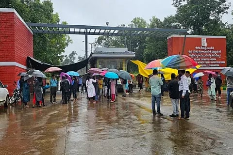 ಕೃಷಿ ಅಧಿಕಾರಿಗಳ ನೇಮಕಾತಿಗೆ ತಿದ್ದುಪಡಿಗೆ ಆಗ್ರಹಿಸಿ ಇರುವಕ್ಕಿ ಕೃಷಿ ವಿವಿ ವಿದ್ಯಾರ್ಥಿಗಳು ಪ್ರವೇಶದ್ವಾರದ ಗೇಟ್ ಬೀಗ ಹಾಕಿ ಪ್ರತಿಭಟನೆ ನಡೆಸಿದ ಹಿನ್ನೆಲೆಯಲ್ಲಿ ಸಿಬ್ಬಂದಿ ಮಳೆಯಲ್ಲೇ ಗೇಟ್‌ನ ಹೊರಗಡೆ ನಿಂತಿರುವುದು. 