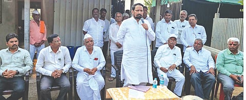 ದರೂರ ಗ್ರಾಮದ ಮಹಾವೀರನಗರ ಹಳ್ಳದ ಬಳಿ ಹಮ್ಮಿಕೊಂಡಿದ್ದ ಸವಳು-ಜವಳು ನಾಲೆ ಸ್ವಚ್ಛಗೊಳಿಸುವ ಕಾಮಗಾರಿ ಉದ್ಘಾಟನಾ ಕಾರ್ಯಕ್ರಮದಲ್ಲಿ ಲಕ್ಷ್ಮಣ ಸವದಿ ಮಾತನಾಡಿದರು. ಸುರೇಶ ಮಾಯಣ್ಣವರ, ಗುರುನಿಂಗ ಗುಮತಾಜ, ಶ್ರೀಕಾಂತ ಅಸ್ಕಿ ಇತರರಿದ್ದರು.