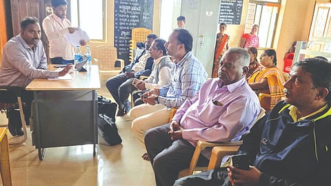 ಕೊಕಟನೂರ ಗ್ರಾಮದ ಮತದಾರರ ಮಾಹಿತಿ ಕೇಂದ್ರದಲ್ಲಿ ಮತದಾರರ ಪಟ್ಟಿಯ ವಿಶೇಷ ಪರಿಷ್ಕರಣೆ ಕುರಿತು ಹಮ್ಮಿಕೊಂಡಿದ್ದ ಬಿಎಲ್‌ಒಗಳ ಸಭೆಯಲ್ಲಿ ತಹಸೀಲ್ದಾರ್ ಸಿದ್ದರಾಯ ಭೋಸಗಿ ಮಾತನಾಡಿದರು. ಕಲ್ಮೇಶ ಕಲಮಡಿ, ತಮ್ಮಪ್ಪ ಆಲಕನೂರ, ವಿನಾಯಕ ದೇವರೆಡ್ಡಿ, ಭೀಮು ಮಾಕಣ್ಣವರ ಇತರರಿದ್ದರು.