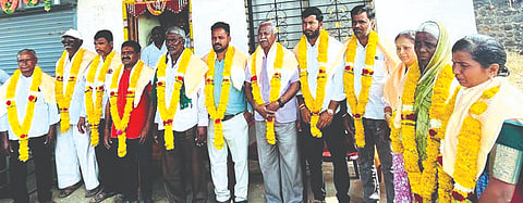 ದೇಸಾಯರಟ್ಟಿ ವಿವಿಧೋದ್ಧೇಶ ಪಿಕೆಪಿಎಸ್ ಸಂಘದ ಅಧ್ಯಕ್ಷ, ಉಪಾಧ್ಯಕ್ಷ ಮತ್ತು ನಿರ್ದೆಶಕರನ್ನು ಸನ್ಮಾನಿಸಲಾಯಿತು. ಪಾಂಡುರಂಗ ಪವಾರ, ಅಶೋಕ ಕದಂ, ಅಂಕುಶ ಸಾಂವತ, ಮಹಾದೇವ ಭೋಸಲೆ ಇತರರಿದ್ದರು.