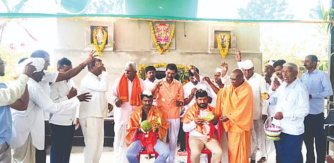 ಐಗಳಿ ಕ್ರಾಸ್‌ನಲ್ಲಿರುವ ವೈಭವ ಲಕ್ಷ್ಮಿದೇವಿ ಮಹಾಮಂಟಪ ಉದ್ಘಾಟನೆ ಕಾರ್ಯಕ್ರಮದಲ್ಲಿ ದಾನಿಗಳಾದ ಶ್ರೀಧರ ಹಾಗೂ ವಿಜಯಕುಮಾರ ಅವತಾಡೆ ಅವರನ್ನು ಶ್ರೀಮಠದಿಂದ ಸನ್ಮಾನಿಸಲಾಯಿತು.