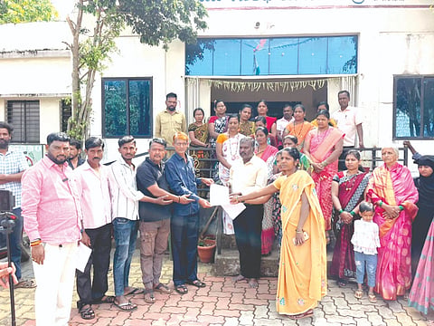 ಮನರೇಗಾ ಯೋಜನೆ ಹೆಸರು ಬದಲಿಸದಂತೆ ಒತ್ತಾಯಿಸಿ ಗೋಟೂರ ಗ್ರಾಮದ ಕೂಲಿಕಾರ್ಮಿಕರು ಗ್ರಾಪಂ ಅಭಿವೃದ್ಧಿ ಅಧಿಕಾರಿಗೆ ಮನವಿ ಸಲ್ಲಿಸಿದರು. ಹನುಮಂತ ಶೇಖನವರ, ಸಚಿನ ಮನ್ನಿಕೇರಿ, ರವಿಂದ್ರ ಮಾಸೇವಾಡಿ, ಗುರುನಾಥ ಶಿಂಧೆ ಇತರರಿದ್ದರು.