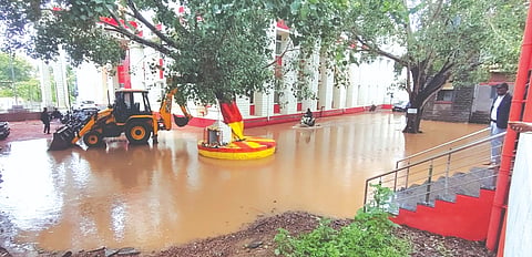 ಚಿಕ್ಕೋಡಿ ನ್ಯಾಯಾಲಯ ಆವರಣದಲ್ಲಿ ಮಳೆ ನೀರು ನಿಂತುಕೊಂಡಿರುವುದು.