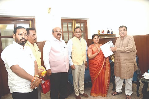 ಪುಣೆ-ಬೆಂಗಳೂರು ರಾಷ್ಟ್ರೀಯ ಹೆದ್ದಾರಿ ಕಳಪೆ ಕಾಮಗಾರಿ ವಿರುದ್ಧ ಕಠಿಣ ಕ್ರಮ ಜರುಗಿಸುವಂತೆ ಶಾಸಕಿ ಶಶಿಕಲಾ ಜೊಲ್ಲೆ ಹಾಗೂ ಬಿಡಿಸಿಸಿ ಬ್ಯಾಂಕ್ ಅಧ್ಯಕ್ಷ ಅಣ್ಣಾಸಾಹೇಬ ಜೊಲ್ಲೆ ಕೇಂದ್ರ ರಸ್ತೆ ಸಾರಿಗೆ ಮತ್ತು ಹೆದ್ದಾರಿ ಸಚಿವ ನಿತಿನ್ ಗಡ್ಕರಿಗೆ ಮನವಿ ಸಲ್ಲಿಸಿದರು. ಉಮೇಶ ಜಾಧವ ಇತರರಿದ್ದರು.