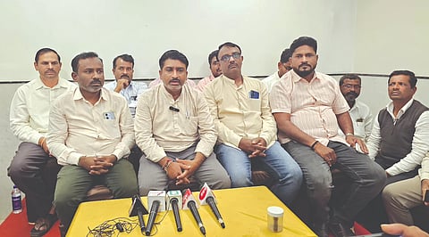 ಅಥಣಿ ಪಟ್ಟಣದಲ್ಲಿ ಬಿಡಿಸಿಸಿ ಬ್ಯಾಂಕ್ ಸಿಬ್ಬಂದಿ ಸುದ್ದಿಗೋಷ್ಠಿಯಲ್ಲಿ ಮಾತನಾಡಿದರು. ಚೇತನ ದಳವಾಯಿ, ಮಾಯಪ್ಪ ಅಡಲಗಿ, ಮಹೇಶ ಮಾಳಿ, ಶಿವಾನಂದ ಬುರುಡ, ಹನುಮಂತ ಸಂಕ್ರಟ್ಟಿ ಇತರರಿದ್ದರು.