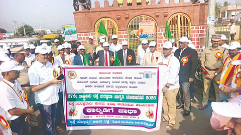 ಅಥಣಿಯಲ್ಲಿ ರಸ್ತೆ ಸುರಕ್ಷತಾ ಮಾಸಾಚರಣೆ ಅಂಗವಾಗಿ ಕಾಲ್ನಡಿಗೆ ಜಾಥಾ ಜರುಗಿತು. ನ್ಯಾಯಾಧೀಶ ಇ.ಎಸ್.ಈರಣ್ಣ, ಮಂಜುನಾಥ ಶಿರಾಳೆ, ಶಿವಾನಂದ ಗುಡೋಡಗಿ, ಪ್ರಶಾಂತ ಮುನ್ನೋಳ್ಳಿ, ಡಾ.ಎಂ.ಜಿ.ಹಂಜಿ, ಡಾ.ಸ್ಮಿತಾ ಚೌಗಲಾ ಇತರರಿದ್ದರು.