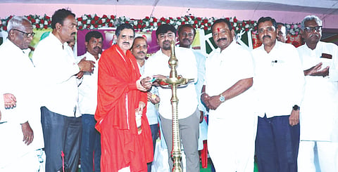 ಬಸವಕಲ್ಯಾಣ ತಾಲೂಕಿನ ಹಾರಕೂಡದಲ್ಲಿ ಶ್ರೀ ಹಾರಕೂಡ ಕರಬಸಯ್ಯ ಸ್ವಾಮಿ ಸಾಂಸತಿಕ ಕಲಾ ಸಂಸ್ಥೆ ಸೋಮವಾರ ಏರ್ಪಡಿಸಿದ್ದ ವಾರ್ಷಿಕೋತ್ಸವ ಕಾರ್ಯಕ್ರಮವನ್ನು ಜಿಪಂ ಮಾಜಿ ಸದಸ್ಯ ರಾಜೇಶ ಗುತ್ತೇದಾರ್​ ಉದ್ಘಾಟಿಸಿದರು. ಶ್ರೀ ಡಾ.ಚನ್ನವಿರ ಶಿವಾಚಾರ್ಯ, ಮಲ್ಲಿನಾಥ ಹಿರೇಮಠ, ಮೇಘರಾಜ ನಾಗರಾಳೆ, ಸಿದ್ರಾಮಪ್ಪ ಗುದಗೆ, ರೇವಣಸಿದ್ದ ಹೂಗಾರ ಇತರರಿದ್ದರು.