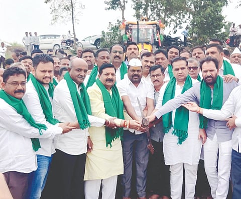 ಕಲ್ಲೋಳ ಬಳಿ ಕಷ್ಣಾ ತೀರದಲ್ಲಿ ಕರಗಾಂವ ಏತ ನೀರಾವರಿ ಯೋಜನೆ ಮೊದಲ ಹಂತದ ಜಾಕ್‌ವೆಲ್ ಕಾಮಗಾರಿಗೆ ಶಾಸಕರಾದ ಡಿ.ಎಂ.ಐಹೊಳೆ ಹಾಗೂ ಗಣೇಶ ಹುಕ್ಕೇರಿ ಚಾಲನೆ ನೀಡಿದರು. ರವಿ ಮಿರ್ಜಿ, ಮಹಾವೀರ ಮೋಹಿತೆ, ಮಹೇಶ ಭಾತೆ ಇತರರಿದ್ದರು.