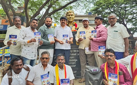 ದೊಡ್ಡಬಳ್ಳಾಪುರದ ಡಾ.ರಾಜ್​ಕುಮಾರ್​ ಪುತ್ಥಳಿ ಮುಂದೆ ಆಯೋಜಿಸಿದ್ದ ಕಾರ್ಯಕ್ರಮದಲ್ಲಿ ಲೀಲಮ್ಮ ನಿನ್ನ ಗಂಡ ಯಾರಮ್ಮ ಪುಸ್ತಕ ಬಿಡುಗಡೆ ಮಾಡಲಾಯಿತು. ನಗರಸಭೆ ಅಧ್ಯಕ್ಷೆ ಪ್ರಭಾನಾಗರಾಜ್​, ಮಾಜಿ ಅಧ್ಯಕ್ಷ ತ.ನ. ಪ್ರಭುದೇವ್​, ಕನ್ನಡ ಪಕ್ಷದ ರಾಜ್ಯ ಉಪಾಧ್ಯಕ್ಷ ಸಂಜೀವನಾಯಕ್​, ಡಾ.ರಾಜ್​ ಕುಮಾರ್​ ಅಭಿಮಾನಿಗಳ ಸಂಘದ ಉಪಾಧ್ಯಕ್ಷ ಪರಮೇಶ್​ ಇತರರು ಇದ್ದರು.