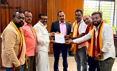ದೊಡ್ಡಬಳ್ಳಾಪುರದ ಕರ್ನಾಟಕ ರಕ್ಷಣಾ ವೇದಿಕೆ ಕನ್ನಡಿಗರ ಬಣದಿಂದ ಜಿಲ್ಲಾಧಿಕಾರಿ ಎ.ಬಿ.ಬಸವರಾಜು ಅವರಿಗೆ ಮನವಿ ಸಲ್ಲಿಸಿದರು. ಅಧ್ಯಕ್ಷ ಬಿ.ಎಸ್​ ಚಂದ್ರಶೇಖರ್​, ಪ್ರಧಾನ ಕಾರ್ಯದರ್ಶಿ ಆರ್​ ರಮೇಶ್​, ಮುಖಂಡ ಪಿ ವಾಸು, ಜಿಲ್ಲಾ ಯುವ ಟಕ ಅಧ್ಯಕ್ಷ ರಂಜಿತ್​ ಗೌಡ. ತಾಲೂಕು ಅಧ್ಯಕ್ಷ ವಿನಯ್​ ಆರಾಧ್ಯ. ತಾಲೂಕು ಕಾರ್ಯದರ್ಶಿ ಪ್ರದಿಪ್​ ಕುಮಾರ್​ ಇದ್ದರು.