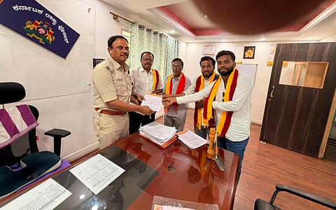 ಸರ್ಕಾರಿ ಜಾಗಗಳ ಭೂ ಕಬಳಿಕೆ ವಿರುದ್ಧ ಕ್ರಮ ಕೈಗೊಳ್ಳಬೇಕು ಎಂದು ಆಗ್ರಹಿಸಿ ದೊಡ್ಡಬಳ್ಳಾಪುರದ ಕನ್ನಡಿಗರ ಕರವೇ ಮುಖಂಡರು  ಡಿವೈಎಸ್ಪಿ ಪಾಂಡುರಂಗ ಅವರಿಗೆ ಮನವಿ ಸಲ್ಲಿಸಿದರು. ವೇದಿಕೆ ಜಿಲ್ಲಾ ಪ್ರಧಾನ ಕಾರ್ಯದರ್ಶಿ ತಾಯೇಗೌಡ,  ಕಾರ್ಯಾಧ್ಯಕ್ಷ ಪ್ರದಿಪ್​ ಕುಮಾರ್​,  ಯುವ ಘಟಕದ ಅಧ್ಯಕ್ಷ ರಂಜಿತ್​ ಗೌಡ ಇತರರು ಇದ್ದರು. 