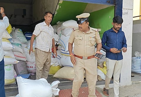 ದೊಡ್ಡಬಳ್ಳಾಪುರದ ಪ್ರಿಯದರ್ಶನಿ ಬಡಾವಣೆಯ ಗೋದಾಮಿನಲ್ಲಿ ಅಕ್ರಮವಾಗಿ ಸಂಗ್ರಹಿಸಿರುವ ಅಕ್ಕಿಯನ್ನು ಪರಿಶೀಲಿಸುತ್ತಿರುವ ಅಧಿಕಾರಿಗಳು. 