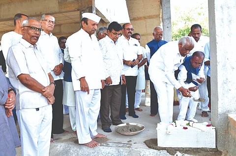 ಗೋಕಾಕನಲ್ಲಿ ಕಟ್ಟಡ ನಿರ್ಮಾಣಕ್ಕೆ ರಾಜ್ಯಸಭಾ ಸದಸ್ಯ ಈರಣ್ಣ ಕಡಾಡಿ ಚಾಲನೆ ನೀಡಿದರು. ಅಶೋಕ ದೇಯಣ್ಣವರ, ಬಸಗೌಡ ಪಾಟೀಲ, ಮಹಾಂತೇಶ ತಾಂವಶಿ, ಬಸವರಾಜ ಕಲ್ಯಾಣಶೆಟ್ಟಿ, ಕೆ.ಸೀಮಾ ಇತರರಿದ್ದರು.