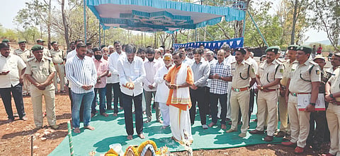 ಗೋಕಾಕ ನಗರದ ಕಡಬಗಟ್ಟಿ ರಸ್ತೆಯಲ್ಲಿ ಚೌಡೇಶ್ವರಿದೇವಿ ವನ ನಿರ್ಮಾಣ ಕಾಮಗಾರಿಗೆ ಶಾಸಕ ರಮೇಶ ಜಾರಕಿಹೊಳಿ ಭೂಮಿಪೂಜೆ ನೆರವೇರಿಸಿದರು. ಪ್ರಭಾಕರ ಪ್ರಿಯದರ್ಶಿ, ವಾಸೀಂರಾಜ ತೆನಗಿ, ಆನಂದ ಹೆಗಡೆ ಇತರರಿದ್ದರು.