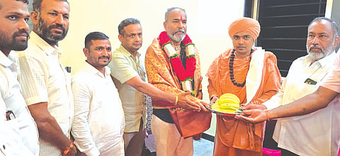 ಅರಳಿಕಟ್ಟಿಯ ಗುರುದೇವ ತಪೋವನಕ್ಕೆ ಭೇಟಿ ನೀಡಿದ ಮಾಜಿ ಸಂಸದ ರಮೇಶ ಕತ್ತಿ ಅವರನ್ನು ಜಗದ್ಗುರು ಸದಾಶಿವಾನಂದ ಸ್ವಾಮೀಜಿ ಸನ್ಮಾನಿಸಿದರು. ಬಸವರಾಜ ಹುಂದ್ರಿ, ಕಲಗೌಡ ಪಾಟೀಲ ಇತರರಿದ್ದರು.