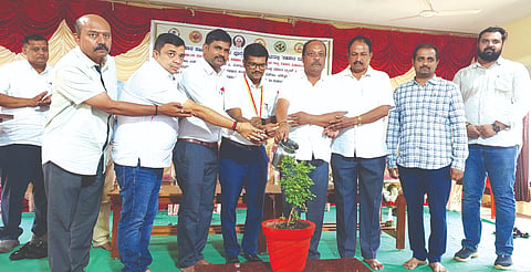ಹುಕ್ಕೇರಿ ಮಹಾವೀರ ಶಿಕ್ಷಣ ಸಂಸ್ಥೆಯಲ್ಲಿ ಶಾಲಾ ಕಾಲೇಜು ವಿದ್ಯಾರ್ಥಿಗಳಿಗೆ ಶನಿವಾರ ಹಮ್ಮಿಕೊಂಡಿದ್ದ ಉಪನ್ಯಾಸ ಕಾರ್ಯಕ್ರಮವನ್ನು ಮಹಾವೀರ ನಿಲಜಗಿ ಉದ್ಘಾಟಿಸಿದರು. ರೋಹಿತ ಚೌಗಲಾ, ಬಾಹುಬಲಿ ಸೊಲ್ಲಾಪುರೆ ಇತರರಿದ್ದರು.
