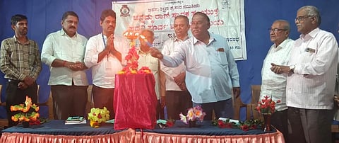 ಇಟಗಿ ಗ್ರಾಮದ ಚನ್ನಮ್ಮ ರಾಣಿ ಸ್ಮಾರಕ ಸಂಯುಕ್ತ ಪದವಿಪೂರ್ವ ಮಹಾವಿದ್ಯಾಲಯದಲ್ಲಿ ಹಮ್ಮಿಕೊಂಡಿದ್ದ ಸಾಂಸ್ಕೃತಿಕ ಕಾರ್ಯಕ್ರಮದಲ್ಲಿ ಗಣಪತಿ ನಾಯ್ಕ ಮಾತನಾಡಿದರು. ಎಸ್.ಎಸ್.ಶಾಸ್ತ್ರಿ, ವಿ.ಬಿ.ಸಾಣಿಕೊಪ್ಪ, ಬಿ.ವಿ.ಬೆಣಚಮರ್ಡಿ ಇತರರಿದ್ದರು.