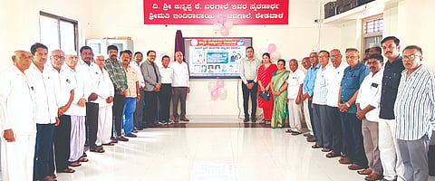 ಸನ್ಮತಿ ವಿದ್ಯಾಲಯದಲ್ಲಿ ಹಮ್ಮಿಕೊಂಡಿದ್ದ ಡಿಜಿಟಲ್ ಬೋರ್ಡ್ ಉದ್ಘಾಟನೆಯಲ್ಲಿ ಡಾ.ಎನ್.ಎ.ಮಗದುಮ್ಮ, ಶಶಿಕಾಂತ ಪುರಮವಾರ, ಶಾಂತಿನಾಥ ಪಾಲಗೌಡರ, ಸಂಗೀತಾ ಪಾಲಗೌಡರ ಇತರರಿದ್ದರು.