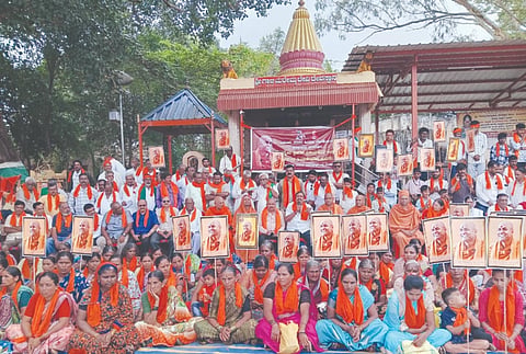 ಕುಂದಗೋಳದ ಪಟ್ಟಣದಲ್ಲಿ ಶ್ರೀ ಕಾಡಶಿದ್ದೇಶ್ವರ ಸ್ವಾಮಿಗಳ ವಿಜಯಪುರ ಜಿಲ್ಲೆ ಪ್ರವೇಶಕ್ಕೆ ನಿರ್ಬಂಧ ಹೇರಿರುವುದನ್ನು ಖಂಡಿಸಿ ಪಟ್ಟಣದ ಹುಬ್ಬಳ್ಳಿ-ಲಕ್ಷ್ಮೇಶ್ವರ ರಸ್ತೆ ಗಾಳಿ ಮರೇಮ್ಮ ದೇವಸ್ಥಾನದ ಬಳಿ ಶ್ರೀಗಳ ಭಾವಚಿತ್ರ ಹಿಡಿದು ಸಾವಿರಾರು ಭಕ್ತರು ಬೃಹತ್ ಪ್ರತಿಭಟನೆ ಮಾಡಿದರು.