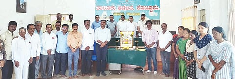 ಕೊಟ್ಟೂರಿನ ತಾಲೂಕು ಕಚೇರಿಯಲ್ಲಿ ಶ್ರೀ ಯೋಗಿ ನಾರೇಯಣ ಯತೀಂದ್ರರ ಜಯಂತಿ ಆಚರಿಸಲಾಯಿತು. 