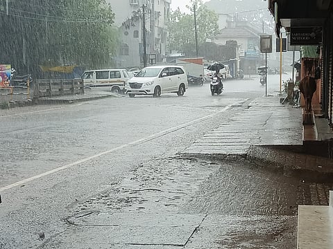 ಕಾರವಾರದಲ್ಲಿ ಭಾರಿ ಮಳೆ ಸುರಿಯಿತು. 
