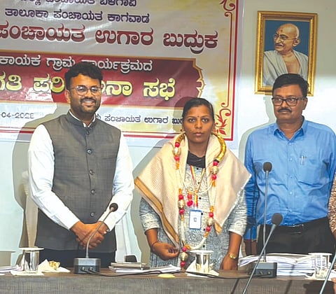 ಜುಗೂಳ ಗ್ರಾಮ ಪಂಚಾಯಿತಿ ಪಿಡಿಒ ಶಿಲ್ಪಾ ನಾಯಿಕವಾಡಿ ಅವರನ್ನು ಜಿಪಂ ಸಿಇಒ ರಾಹುಲ್ ಶಿಂಧೆ ಸನ್ಮಾನಿಸಿದರು. ವೀರಣ್ಣ ವಾಲಿ ಇದ್ದರು.