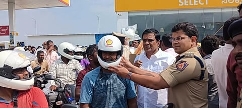 ಪೆಟ್ರೋಲ್​ ಬಂಕ್​ನಲ್ಲಿ ಹಮ್ಮಿಕೊಂಡಿದ್ದ ಹೆಲ್ಮೆಟ್​ ವಿತರಣೆ ಕಾರ್ಯಕ್ರಮದಲ್ಲಿ ಎಸ್​ಪಿ ಶಿವಾಂಶು ರಜಪೂತ್​ ಸಾರ್ವಜನಿಕರಿಗೆ ಉಚಿತವಾಗಿ ಹೆಲ್ಮೆಟ್​ ವಿತರಿಸಿದರು. Police