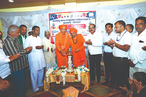 ಮುನವಳ್ಳಿ ಹಾಲು ಉತ್ಪಾದಕರ ಸಹಕಾರ ಸಂದ ರಜತ ಮಹೋತ್ಸವವನ್ನು ಮುರುಂದ್ರ ಶ್ರೀ ಹಾಗೂ ಮುಕ್ತಾನಂದ ಶ್ರೀ ಉದ್ಘಾಟಿಸಿದರು. ಪಂಚನಗೌಡ ದ್ಯಾಮನಗೌಡರ, ಸದೆಪ್ಪ ವಾರಿ, ಜಗದೀಶ ಹಿರೇಮಠ ಇತರರಿದ್ದರು.