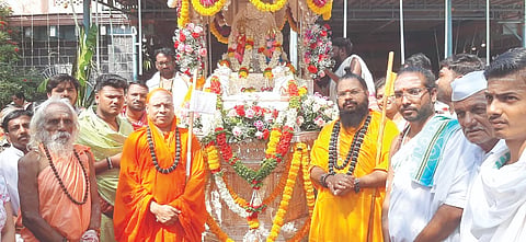ಯಡೂರ ಗ್ರಾಮದಲ್ಲಿ ಬೆಳ್ಳಿ ರಥೋತ್ಸವಕ್ಕೆ ಚಾಲನೆ ನೀಡಲಾಯಿತು. ಕಾಶಿ ಪೀಠದ ಮಲ್ಲಿಕಾರ್ಜುನ ವಿಶ್ವರಾಧ್ಯ ಶಿವಾಚಾರ್ಯರು, ಶ್ರೀಶೈಲ ಪೀಠದ ಚನ್ನಸಿದ್ಧರಾಮ ಪಂಡಿತಾರಾಧ್ಯ ಶಿವಾಚಾರ್ಯ ಇತರರಿದ್ದರು.