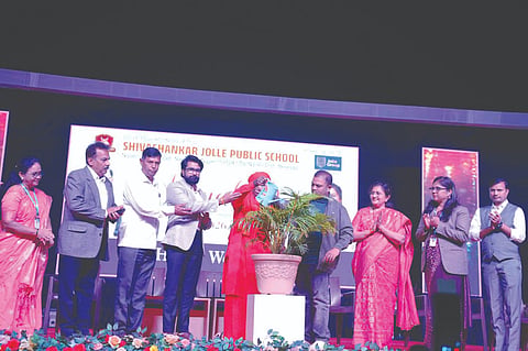 ನಿಪ್ಪಾಣಿ ಶಿವಶಂಕರ ಜೊಲ್ಲೆ ಪಬ್ಲಿಕ್ ಶಾಲೆಯಲ್ಲಿ ಹಮ್ಮಿಕೊಂಡಿದ್ದ ಸ್ನೇಹಸಮ್ಮೇಳನವನ್ನು ಗಣ್ಯರು ಉದ್ಘಾಟಿಸಿದರು. ಬಸವ ಮಲ್ಲಿಕಾರ್ಜುನ ಸ್ವಾಮೀಜಿ, ಶಶಿಕಲಾ ಜೊಲ್ಲೆ, ಬಸವಪ್ರಸಾದ ಜೊಲ್ಲೆ ಇತರರಿದ್ದರು.