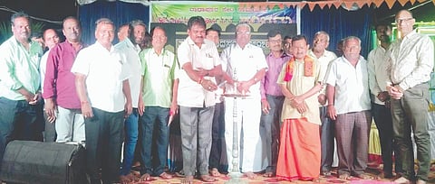 ರಾಮದುರ್ಗದಲ್ಲಿ ಹೋಳಿ ಹಬ್ಬದ ಅಂಗವಾಗಿ ಹಮ್ಮಿಕೊಂಡಿದ್ದ ವಾಯ್ಸ ಆ್ ನೇಕಾರ ಪೇಟೆಯ ಸಿಜನ್-2 ಗ್ರಾೃಂಡ್ ಫಿನಾಲೆ ಕಾರ್ಯಕ್ರಮವನ್ನು ಮಲ್ಲಣ್ಣ ಯಾದವಾಡ ಉದ್ಘಾಟಿಸಿದರು. ಕುಬೇರ ಗರಡಿಮನಿ, ದೇವಾಂಗಮಠದ ಶಂಕ್ರಯ್ಯಸ್ವಾಮಿ ಇತರರಿದ್ದರು.