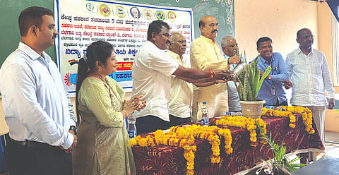ರಾಮದುರ್ಗದ ವಿದ್ಯಾ ಪ್ರಸಾರಕ ಸಮಿತಿಯ ಶಿಕ್ಷಣ ಮಹಾವಿದ್ಯಾಲಯದಲ್ಲಿ ಹಮ್ಮಿಕೊಂಡಿದ್ದ ಸಹಕಾರ ಸಪ್ತಾಹ ಕಾರ್ಯಕ್ರಮವನ್ನು ಶಾಸಕ ಅಶೋಕ ಪಟ್ಟಣ ಉದ್ಘಾಟಿಸಿದರು. ಮಲ್ಲಣ್ಣ ಯಾದವಾಡ, ಶಾಹೀನ್ ಅಖ್ತರ್ ಇತರರಿದ್ದರು.