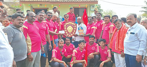 ರಾಯಬಾಗ ರೈಲ್ವೆ ಸ್ಟೇಷನ ಲಕ್ಷ್ಮಿದೇವಿ ಜಾತ್ರಾ ಮಹೋತ್ಸವ ಅಂಗವಾಗಿ ಹಮ್ಮಿಕೊಂಡಿದ್ದ ಜೋಡು ಎತ್ತಿನ ಶರ್ಯತ್ತಿನಲ್ಲಿ ವಿಜೇತರಿಗೆ ಬಹುಮಾನ ವಿತರಿಸಲಾಯಿತು. ಆರ್.ಎಚ್.ಗೊಂಡೆ, ಅಪ್ಪಾಸಾಹೇಬ ಕೆಂಗನ್ನವರ, ಗುಣಪಾಲ ಬಡೋರೆ ಇತರರಿದ್ದರು.