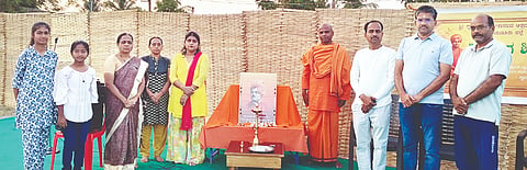 ಸಿಂಧನೂರಿನ ರಾಮಕೃಷ್ಣ ವಿವೇಕಾನಂದ ಆಶ್ರಮದಲ್ಲಿ ಶನಿವಾರ ಹಮ್ಮಿಕೊಂಡಿದ್ದ ಮಹಿಳೆಯರಿಗಾಗಿ ಉಚಿತ ಯೋಗ ಶಿಬಿರದಲ್ಲಿ ಮಸ್ಕಿ ಶುಭೋದಯ ಪಬ್ಲಿಕ್ ಶಾಲೆಯ ಅಧ್ಯಕ್ಷೆ ಡಾ.ಸೌಮ್ಯಾ ಪಾಟೀಲ್, ಆಶ್ರಮದ ಅಧ್ಯಕ್ಷ ಸ್ವಾಮಿ ಸದಾನಂದ ಮಹಾರಾಜ್, ಸಿಂಧನೂರು ಹೆಲ್ತ್‌ಕ್ಲಬ್ ಸಂಸ್ಥಾಪಕ ಅಧ್ಯಕ್ಷ ಲಕ್ಷ್ಮಯ್ಯ ಶೆಟ್ಟಿ, ನೇತ್ರ ತಜ್ಞ ಡಾ. ಚನ್ನನಗೌಡ ಪಾಟೀಲ್, ಯೋಗ ಶಿಕ್ಷಕ ಡಾ.ಪತ್ರಯ್ಯಸ್ವಾಮಿ  ಹಿರೇಮಠ ಇದ್ದರು.
