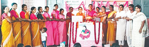 ವಿಶ್ವ ಸ್ತನ್ಯಪಾನ ಸಪ್ತಾಹ ಅಂಗವಾಗಿ ಸಿಂಧನೂರು ತಾಲೂಕಿನ ಬೆಳಗುರ್ಕಿ ಅಂಗನವಾಡಿ ಕೇಂದ್ರದಲ್ಲಿ ಆಯೋಜಿಸಿದ್ದ ಜಾಗೃತಿ ಕಾರ್ಯಕ್ರಮವನ್ನು ಕ್ಷೇತ್ರ ಆರೋಗ್ಯ ಶಿಕ್ಷಣಾಧಿಕಾರಿ ಗೀತಾ ಹಿರೇಮಠ ಉದ್ಘಾಟಿಸಿದರು. 