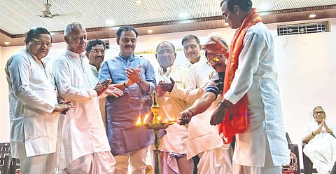 ತಾಳಿಕೋಟೆಯ ಹೇಮರಡ್ಡಿ ಮಲ್ಲಮ್ಮ ತಾಯಿಯ ದೇವಸ್ಥಾನದಲ್ಲಿ ಹಮ್ಮಿಕೊಂಡಿರುವ ಗುಡ್ಡಾಪುರ ದಾನಮ್ಮ ದೇವಿಯ ಪುರಾಣ ಪ್ರವಚನ ಪ್ರಾರಂಭೋತ್ಸವ ಕಾರ್ಯಕ್ರಮವನ್ನು ಬಿ.ಎಸ್. ಪಾಟೀಲ ಉದ್ಘಾಟಿಸಿದರು. ಸಿ.ಎಂ. ಹಿರೇಮಠ, ಎಸ್.ಎಂ. ಬೇನಾಳಮಠ, ಆರ್.ಎಸ್. ಪಾಟೀಲ ಕೂಚಬಾಳ ಇತರರಿದ್ದರು.