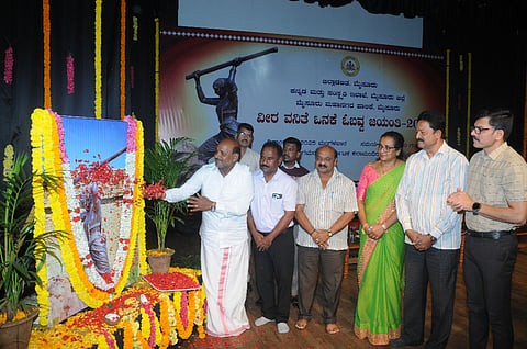 ಜಿಲ್ಲಾಡಳಿತ, ಕನ್ನಡ ಮತ್ತು ಸಂಸ್ಕೃತಿ ಇಲಾಖೆ ಹಾಗೂ ಮೈಸೂರು ಮಹಾನಗರ ಪಾಲಿಕೆ ವತಿಯಿಂದ ಕಲಾಮಂದಿರ ಆವರಣದಲ್ಲಿರುವ ಕಿರು ರಂಗಮಂದಿರದಲ್ಲಿ ಆಯೋಜಿಸಲಾಗಿದ್ದ ವೀರ ವನಿತೆ ಒನಕೆ ಓಬವ್ವ ಜಯಂತಿ ಕಾರ್ಯಕ್ರಮದಲ್ಲಿ ಎಂಎಲ್ಸಿ ಸಿ.ಎನ್.ಮಂಜೇಗೌಡ ಒನಕೆ ಓಬವ್ವರ ಭಾವಚಿತ್ರಕ್ಕೆ ಪುಷ್ಪನಮನ ಸಲ್ಲಿಸಿದರು. ವಿ.ಎನ್.ಮಲ್ಲಿಕಾರ್ಜುನಸ್ವಾಮಿ, ಡಾ.ಎಂ.ಡಿ.ಸುದರ್ಶನ್, ಎಂ.ಚಂದ್ರಶೇಖರ್, ಸುಶಂಕರ್ ಇದ್ದರು.