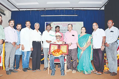 ಪ್ರೊ.ಮಲೆಯೂರು ಗುರುಸ್ವಾಮಿ ಪ್ರತಿಷ್ಠಾನದಿಂದ ನಗರದಲ್ಲಿ ಭಾನುವಾರ ಆಯೋಜಿಸಿದ್ದ ಸಮಾರಂಭದಲ್ಲಿ ಪ್ರೊ.ರಹಮತ್ ತರೀಕೆರೆ ಅವರಿಗೆ ಪ್ರೊ.ಮಲೆಯೂರು ಗುರುಸ್ವಾಮಿ ಪ್ರಶಸ್ತಿ ಪ್ರದಾನ ಮಾಡಲಾಯಿತು. ಶಂಕರ್ ದೇವನೂರು, ಪ್ರೊ.ಪಿ.ಕೆ.ರಾಜಶೇಖರ್, ಕೆ.ಎಸ್.ಜಯಂತಿ, ಸೋಮಶೇಖರ ಬಿಸಲ್ವಾಡಿ ಇತರರು ಇದ್ದರು.
