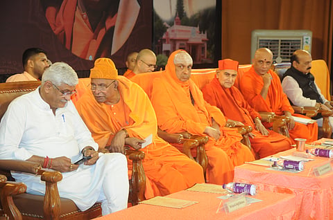 ಶ್ರೀ ರಾಮಕೃಷ್ಣ ಆಶ್ರಮದ ಶತಮಾನೋತ್ಸವ ಅಂಗವಾಗಿ ಸೋಮವಾರ ಆಯೋಜಿಸಿದ್ದ ಕಾರ್ಯಕ್ರಮದಲ್ಲಿ ಶ್ರೀ ಶಿವರಾತ್ರಿ ದೇಶಿಕೇಂದ್ರ ಸ್ವಾಮೀಜಿ, ಶ್ರೀ ಡಾ.ನಿರ್ಮಲಾನಂದನಾಥ ಸ್ವಾಮೀಜಿ, ಸ್ವಾಮಿ ಗೌತಮಾನಂದಜಿ ಮಹಾರಾಜ್, ಸ್ವಾಮಿ ಮುಕ್ತಿದಾನಂದ, ಶಾಂತಾತ್ಮಾನಂದ, ಕೇಂದ್ರ ಸಚಿವ ಗಜೇಂದ್ರ ಸಿಂಗ್ ಶೇಖಾವತ್ , ಮಾಜಿ ಉಪ ಮುಖ್ಯಮಂತ್ರಿ ಬಸವರಾಜ ಬೊಮ್ಮಾಯಿ ಭಾಗವಹಿಸಿದ್ದರು