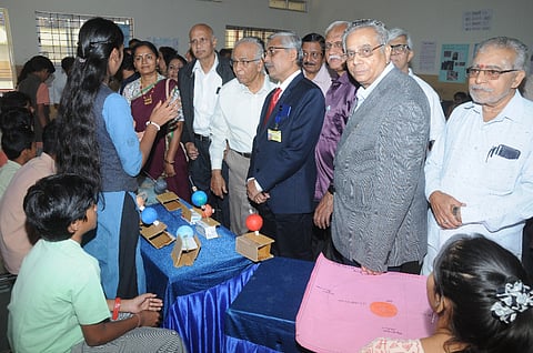 ವಿಜಯನಗರದ ಸದ್ವಿದ್ಯಾ ಸೆಮಿ ರೆಸಿಡೆನ್ಸಿಯಲ್ ಪಿಯು ಕಾಲೇಜಿನಲ್ಲಿ ಆಯೋಜಿಸಿರುವ ವಿಜ್ಞಾನ ಮತ್ತು ಗಣಿತ ಎಕ್ಸ್‌ಪೋ-2025 ಅನ್ನು  ಡಾ.ಎಸ್.ಭಾರ್ಗವ  ಉದ್ಘಾಟಿಸಿದರು. ಪ್ರೊ.ಎನ್.ರಾಮಮೋಹನ್, ಡಾ.ಎಂ. ವಿ.ರೂಪಾ, ಪ್ರೊ.ಎಂ.ಎಸ್.ಕೆ ನರಹರಿ ಬಾಬು, ಎಂ.ಡಿ.ಗೋಪಿನಾಥ್ ಇತರರು ಇದ್ದರು.