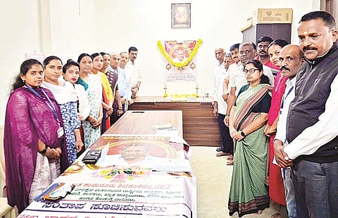 ಕುಶಾಲನಗರದ ಬಸವೇಶ್ವರ ಸೌಹಾರ್ದ ಸಹಕಾರ ಸಂಘದ ಆವರಣದಲ್ಲಿ ಶಾಮನೂರು ಶಿವಶಂಕರಪ್ಪ ಅವರಿಗೆ ಶ್ರದ್ಧಾಂಜಲಿ ಸಲ್ಲಿಸಲಾಯಿತು. ಎಚ್.ವಿ.ಶಿವಪ್ಪ, ಕೆ.ಎಸ್.ಮೂರ್ತಿ, ದೀಪಿಕಾ ಕರುಣ, ಎಸ್.ನಂದೀಶ್, ಎಚ್.ಎಂ.ಮಧುಸೂದನ್, ಧರ್ಮೇಂದ್ರ, ಕಮಲಾ ಇತರರಿದ್ದರು.