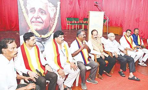 ವಿಜಯನಗರದ ಕನ್ನಡ ಸಾಹಿತ್ಯಭವನದಲ್ಲಿ ಬುಧವಾರ ಉದಯರವಿ ಕುವೆಂಪು ಸ್ಮಾರಕ ಹೋರಾಟ ಸಮಿತಿಯ ಸಭೆ ನೆರವೇರಿತು. ಪ್ರೊ.ಸಿ.ಪಿ.ಕೃಷ್ಣಕುಮಾರ್, ಎಂ.ಮೋಹನ್ ಕುಮಾರ್ ಗೌಡ, ರಾಮ್ ಪ್ರಸಾದ್,ಬೆಳ್ಳಾಳ ಬೆಟ್ಟೇಗೌಡ, ರಂಗಯ್ಯ ಇದ್ದರು.