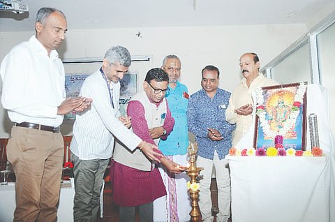 ನಗರದ ಸರ್ಕಾರಿ ಆಯುರ್ವೇದ ಮಹಾವಿದ್ಯಾಲಯದಲ್ಲಿ ಗುರುವಾರ  ಆಯೋಜಿಸಿದ್ದ 10ನೇ ಪ್ರಚಾರೋಪನ್ಯಾಸಮಾಲೆ ಕಾರ್ಯಕ್ರಮವನ್ನು ಆಯುರ್ವೇದ ವೈದ್ಯ ಡಾ.ವೆಂಕಟೇಶ್ ಉದ್ಘಾಟಿಸಿದರು. ಪ್ರೊ.ಎಂ.ನಂಜಯ್ಯ ಹೊಂಗನೂರು, ಡಾ.ಶ್ರೀವತ್ಸ, ಎಂ.ಡಿ.ಚನ್ನಬಸಪ್ಪ ಇನ್ನಿತರರಿದ್ದರು.