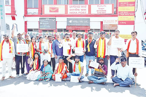  ಅಂಚೆ ಕಚೇರಿಗಳಲ್ಲಿ ನೀಡುವ ಚಲನ್‌ಗಳನ್ನು ಕನ್ನಡ ಭಾಷೆಯಲ್ಲಿ ನೀಡುವಂತೆ ಒತ್ತಾಯಿಸಿ ಕರ್ನಾಟಕ ಸೇನಾ ಪಡೆಯಿಂದ ಪ್ರಧಾನ ಅಂಚೆ ಕಚೇರಿ ಮುಂದೆ ಪ್ರತಿಭಟನೆ ನಡೆಯಿತು. ಲೋಕೇಶ್‌ಗೌಡ, ಗೋಲ್ಡ್ ಸುರೇಶ್, ಪ್ರಭುಶಂಕರ್, ಪ್ರಜೀಶ್, ಕೃಷ್ಣನ್, ಮೊಗಣಾಚಾರ್, ಬೋಗಾದಿ ಸಿದ್ದೇಗೌಡ, ಶಿವಲಿಂಗಯ್ಯ, ಸಿಂಧುವಳ್ಳಿ ಶಿವಕುಮಾರ್, ನೇಹಾ, ನರಸಿಂಹೇಗೌಡ, ಭಾಗ್ಯಮ್ಮ ಇತರರು ಇದ್ದರು.