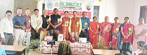 ಹೂಟಗಳ್ಳಿ ಸರ್ಕಾರಿ ಪ್ರೌಢಶಾಲೆಯಲ್ಲಿ ಗುರುವಾರ ಆಯೋಜಿಸಿದ್ದ ಕಾರ್ಯಕ್ರಮವನ್ನು ಮಡ್ಡೀಕೆರೆ ಗೋಪಾಲ್  ಉದ್ಘಾಟಿಸಿದರು. ಎಂ.ಪ್ರಕಾಶ್, ನಾಗರಾಜ ವಿ.ಬೈರಿ, ಸಾಲಿಗ್ರಾಮ ಗಣೇಶ್ ಶೆಣೈ, ಅಂಶಿ ಪ್ರಸನ್ನಕುಮಾರ್, ನ.ಗಂಗಾಧರಪ್ಪ ಜ್ಯೋತಿ ಗಣೇಶ್ ಇದ್ದರು.